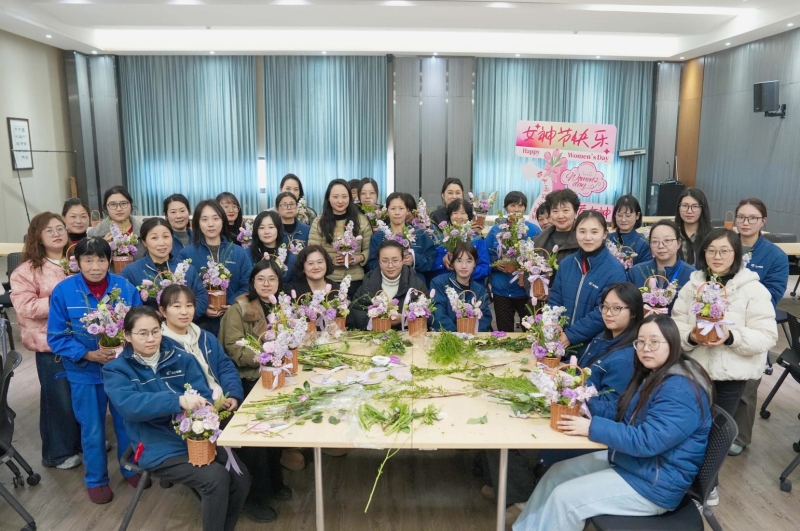 花香潤心田 巾幗綻芳華——巨人集團婦女節(jié)活動